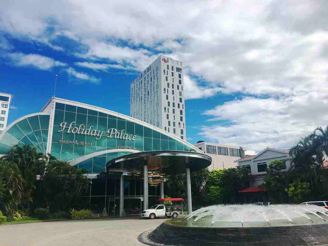 Holiday Palace Resort & Casino cực đẹp dưới bầu trời xanh thẳm