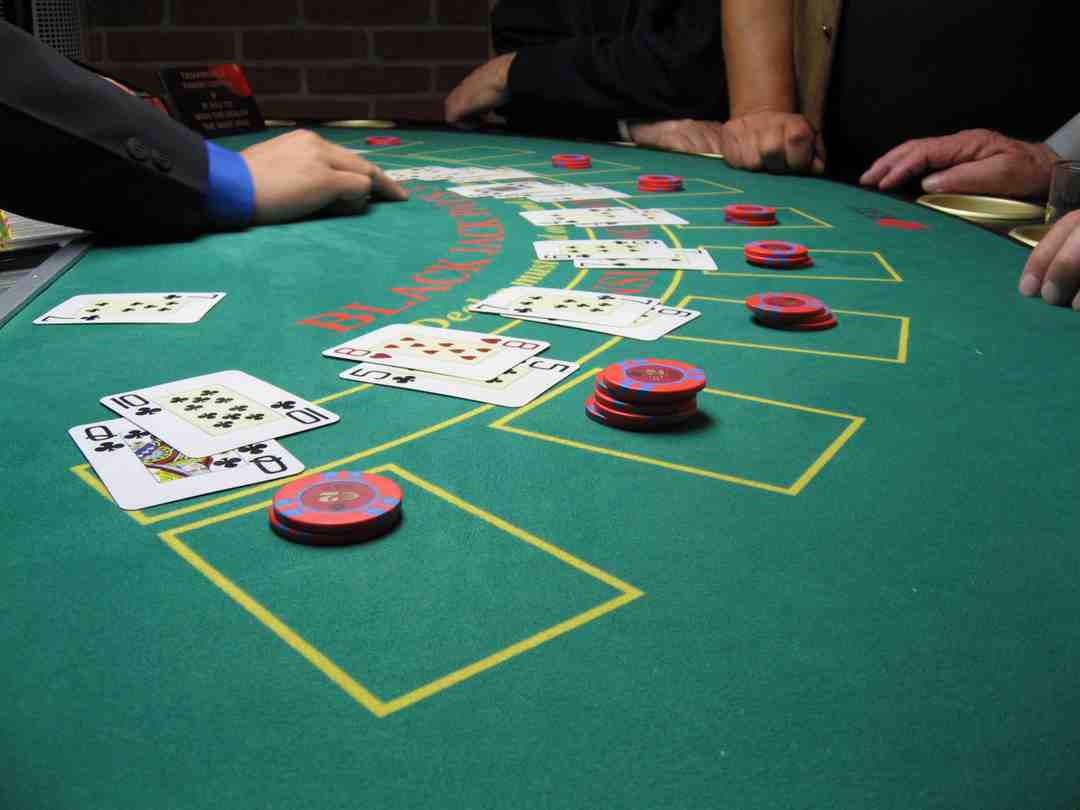 Blackjack cực hay tại sòng bạc Queenco Hotel - Casino